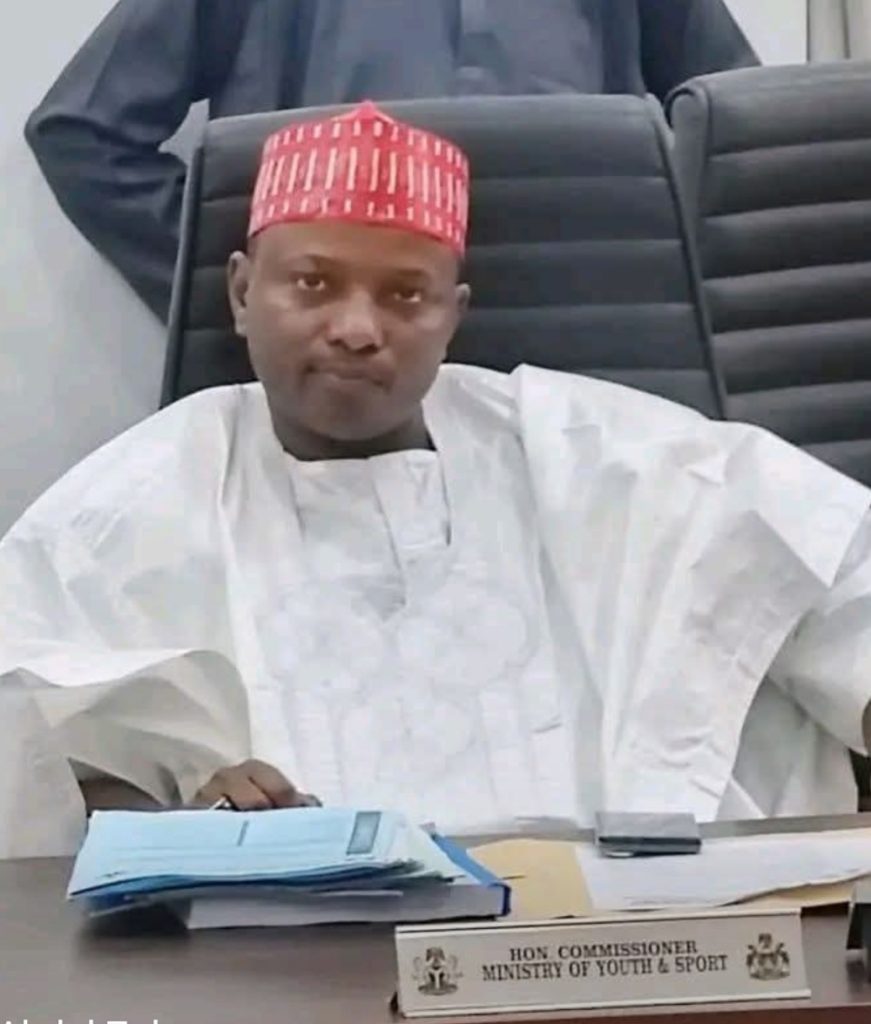 MUSTAPHA DAN GIDAN KWANKWASO DA YAKE RIKE DA MUKAMIN KWAMISHINAN WASANNI YA AJIYE Screenshot 20251231 161354