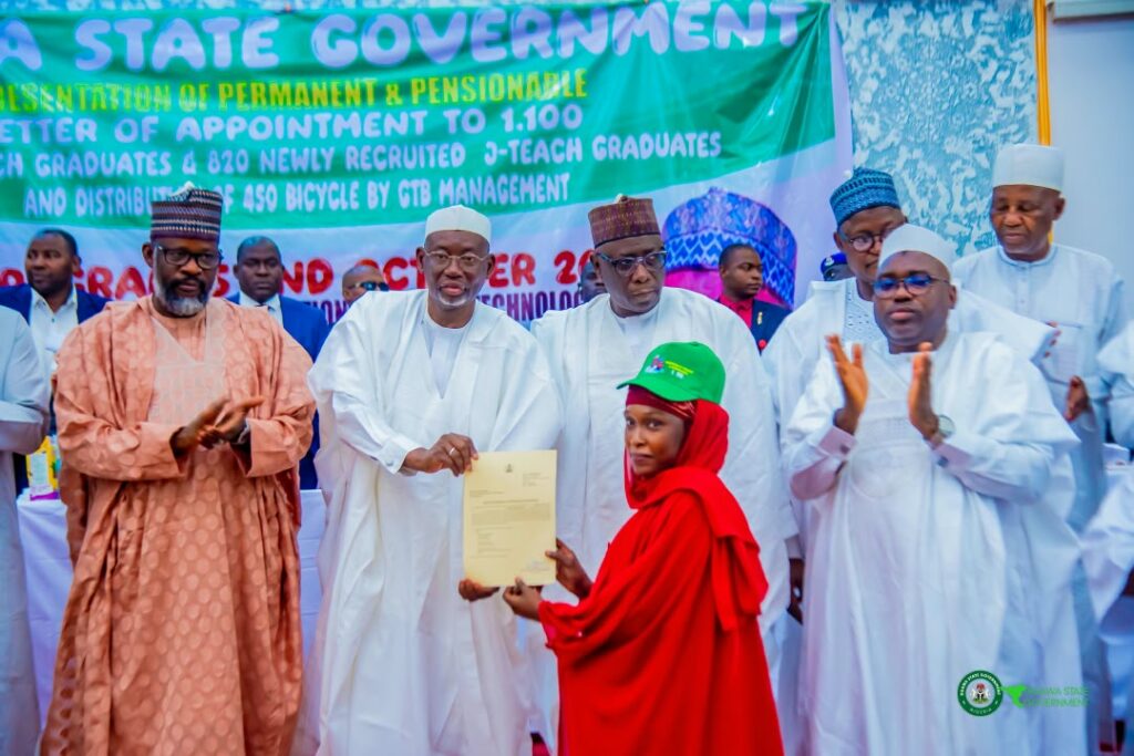 GWAMNATIN JIHAR JIGAWA TA DAUKI MALAMAN MAKARANTAR SAKANDIRE SU 2002. DOMIN INGANTA KOYARWA IMG 20261003 WA0115(1)